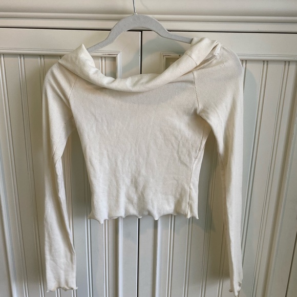 White top. - Picture 2 of 3